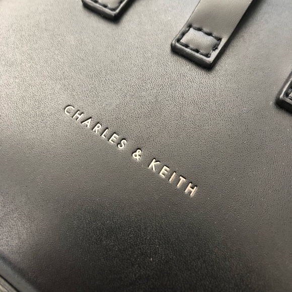 Charles & Kieth shoulder bag / crossbody bag - Picture 2 of 7